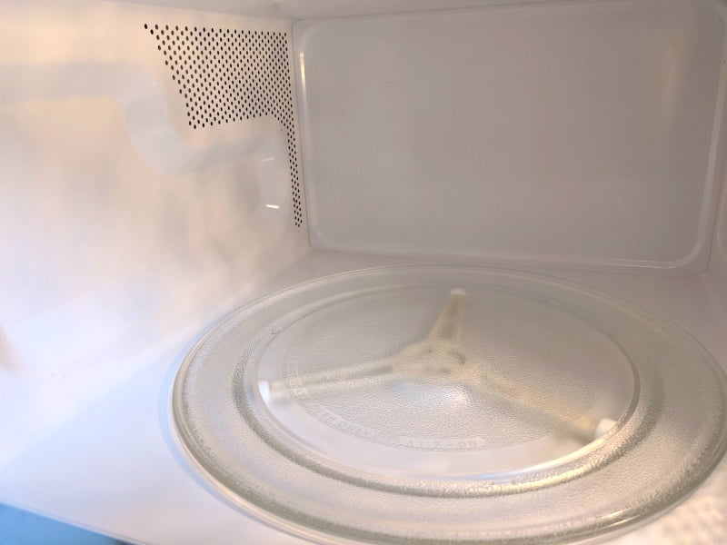cleaning microwave with vinegar and water
