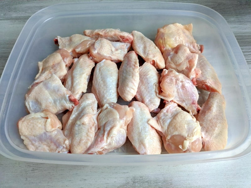 preparing chicken wings for baking